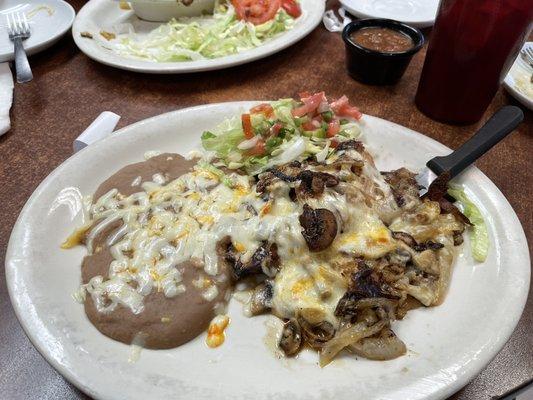 Pechuga Mexicana (chicken with onions, mushrooms and cheese).