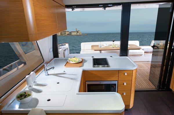 The open galley is equipped with home appliances equivalent to domestic standards.