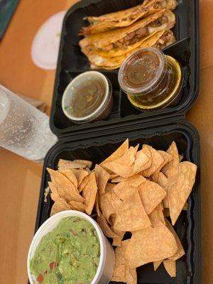 Chicken Birria Tacco , Chips & Guac