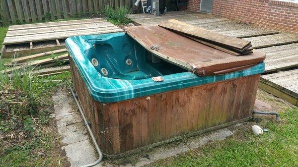 Do you have an old worn-out hot tub.? We can remove it for you safely and efficiently.