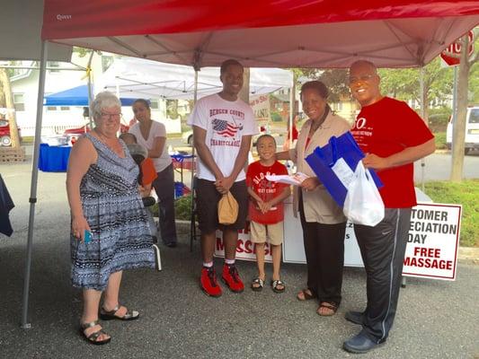 Teaneck Farmer's Market with Margie Aaker, market coordinator, ABC newsman Anthony Johnson & Lefkowitz Wellness Center staff