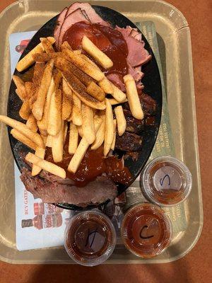 Three meats, brisket, pork ribs and ham with fries and 3 sauces classic, sweet and hot