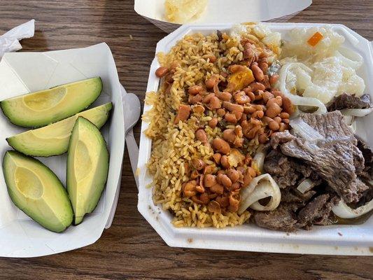 Arroz con gandules, habichuelas, bistec encebollado, yuca con mojo y aguacates