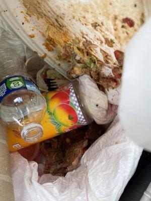 yo trate de comerme la comida pero el sabor malo ,el olor   la tire a la basura .  I had no choice but to throw it away