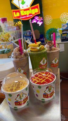 Esquire, jugo verde, raspado de nuez.