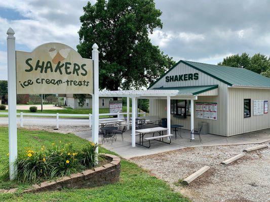 Shakers located right off the road here in Mound City, Missouri.