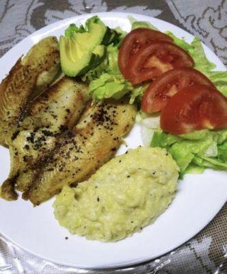 Tilapia Filet/Comida saludable filete de tilapia con ensalada