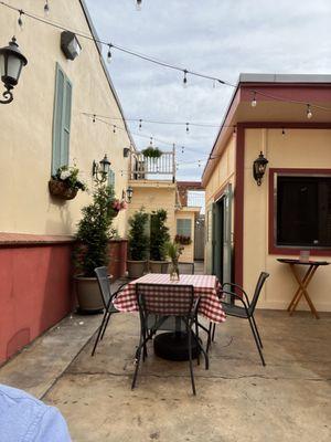 Outdoor patio, dogs allowed!