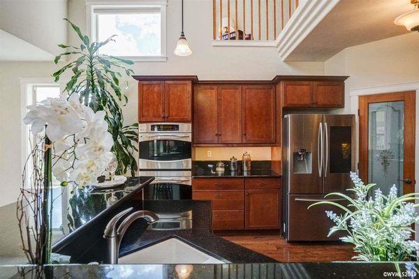 Shined kitchen for staging.