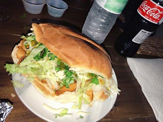 Torta de pechuga pollo con salad y coca-cola  Chicken strips on a soft but crispy bun with salad,cilantro & salsa verde