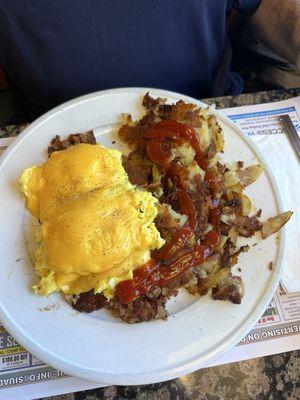 Scrambled eggs with cheese, corn beef hash