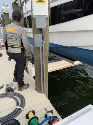 Boat lifts Monroy Electric, Marine electrician.