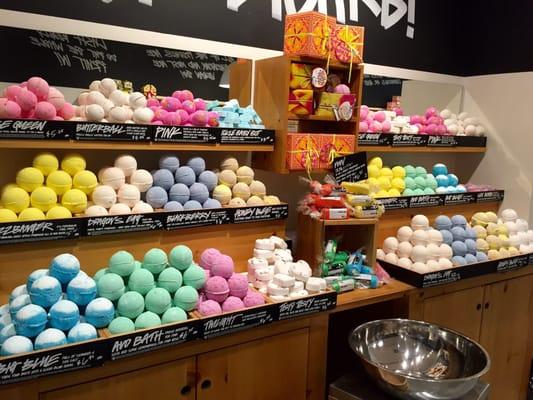 Year round bath bomb display