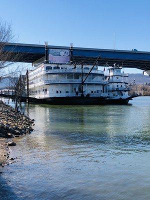 Tugboat next to Southern Belle