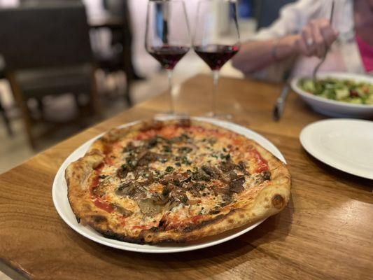 Grilled onion and mushroom pizza