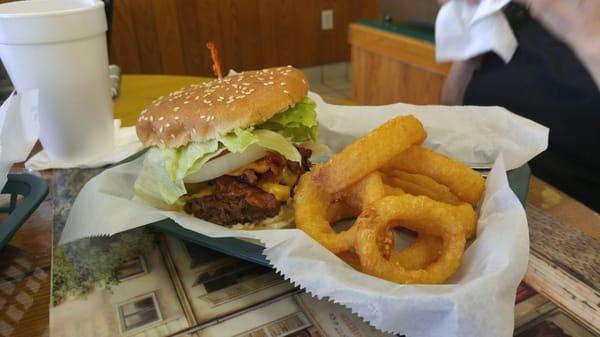 Bacon cheeseburger w/ onion rings