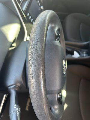 Scratched steering ! I gave it to him in perfect condition!