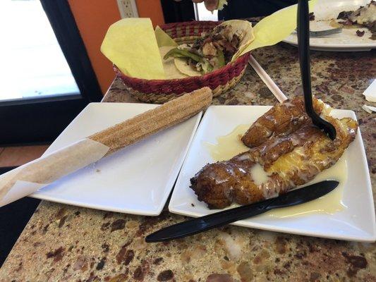 Churro relleno y plátano frito con lechera