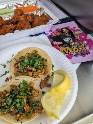 Delicious street chicken tacos but, for me no onions also delicious buffalo wings. Their service is awesome as well as everything else.