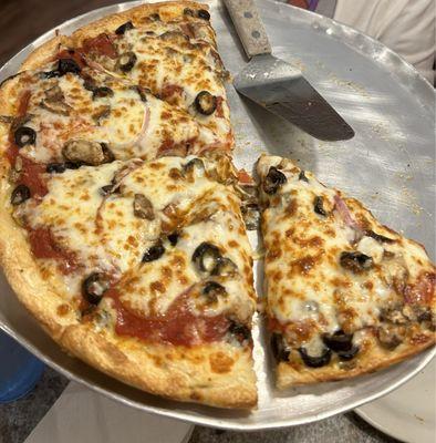 Medium pizza, thick crust (pepperoni, mushroom, black olives, red onion)