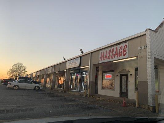 Find the food truck in this strip mall