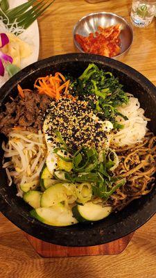 Hot stone bibimbap with bulgogi 불고기 돌솟