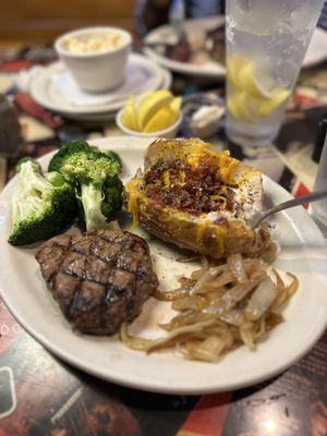 6oz Filet w/mushrooms (I got onions instead)