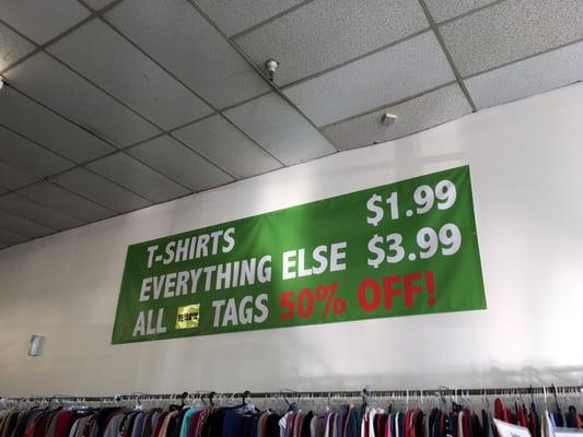 Pricing sign. Discount tag color changes.