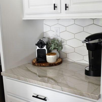 We love how she chose to cut the slab to showcase the best features of it!