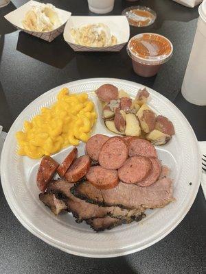 2 Meat plate with brisket and sausage. Red potatoes and mac and cheese sides.