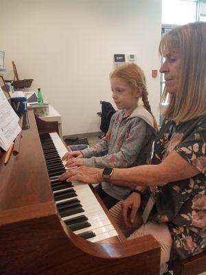 Music class/2d grade - piano instruction