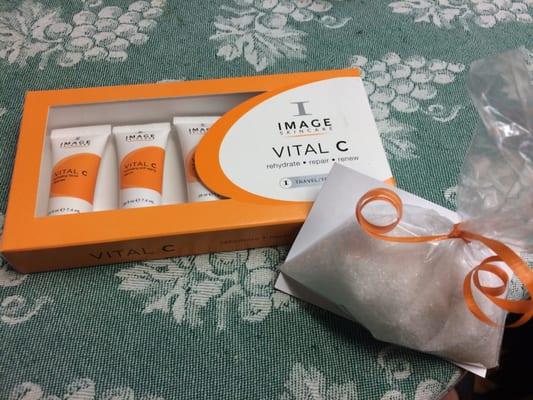 Michelle is helping me figure out the best facial care plan. Plus, she threw in a free gift! Affordable and fun. Love it!