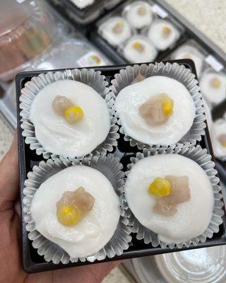 Coconut pudding with taro and corn