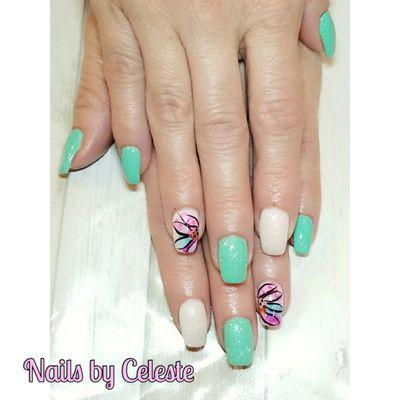 Flower power with gel nails