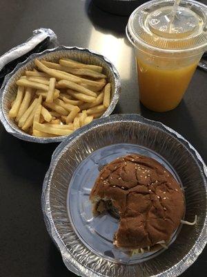 Very pleased to have received an amazing lunch today! I had a "chimi" with some fries and passion fruit juice. I would recommend to anyone.