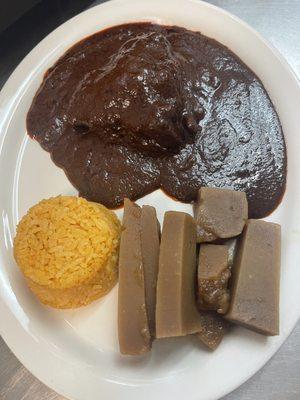 Mole rojo con tamales