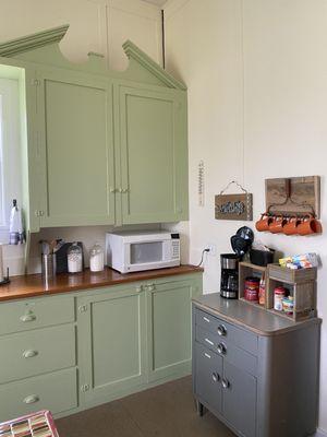 Sassy Sisters' Inn has a full kitchen available including major appliances.