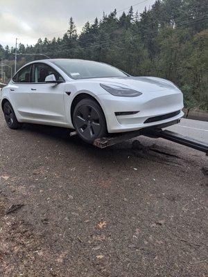 Battery ran out of juice on a Tesla Model 3. Elite Towing quickly came to the rescue.