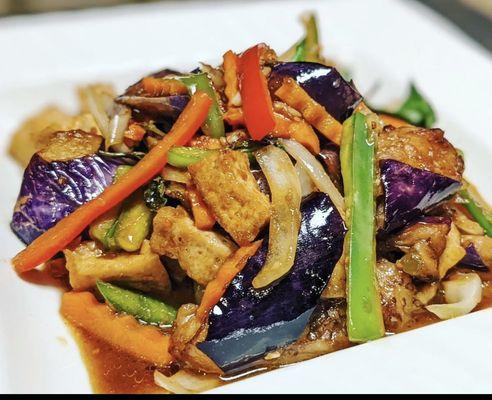 Basil eggplant.                          eggplant，bell peppers，onions，carrots，and basil suteed in house garlic sauce with choice of protein