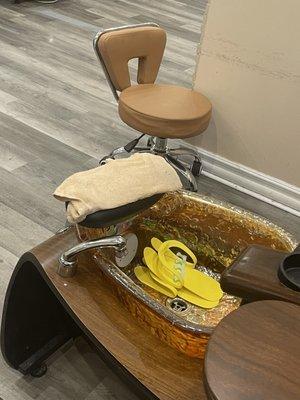 i came in on my off day and this is literally how someone left a pedi station!