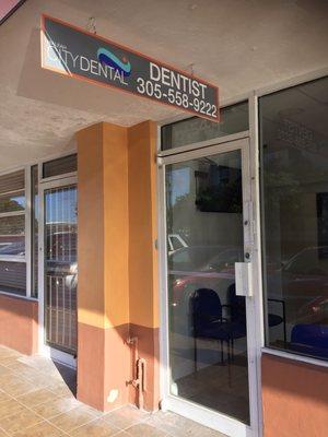 Front door entrance to dentist in Hialeah, FL