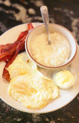 EGGS , BACON  AND GRITS