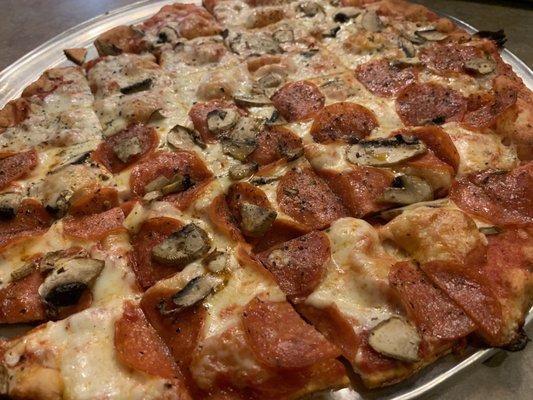 Mushroom and pepperoni pizza