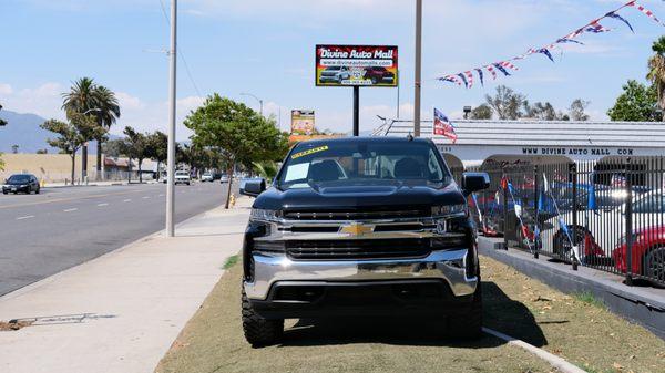 2020 V8 4x4 Chevrolet Silverado available near you !