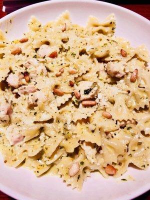 Farfalle chicken pesto with pine nuts