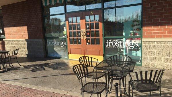 Love the outdoor seating at #SweetFrostings ! Could use some seat cushions so I do t get #WaffleButt ! Lol #Spokane #Wandermere