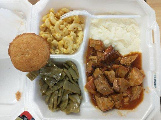 Bbq pork, mashed potatoes, mac'n cheese, green beans, corn bread