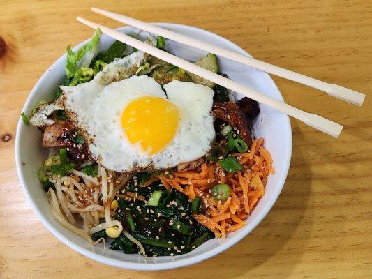 Bibimbap with chicken.