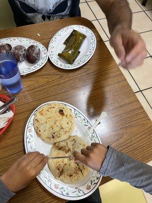 Pupusas, tamale, empanadas de plátano