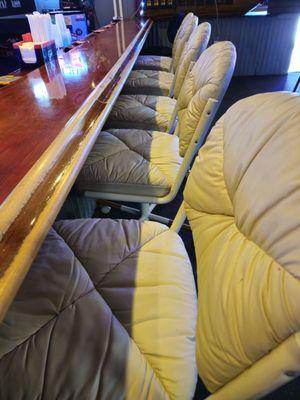 Some new very comfe chairs at the bar!